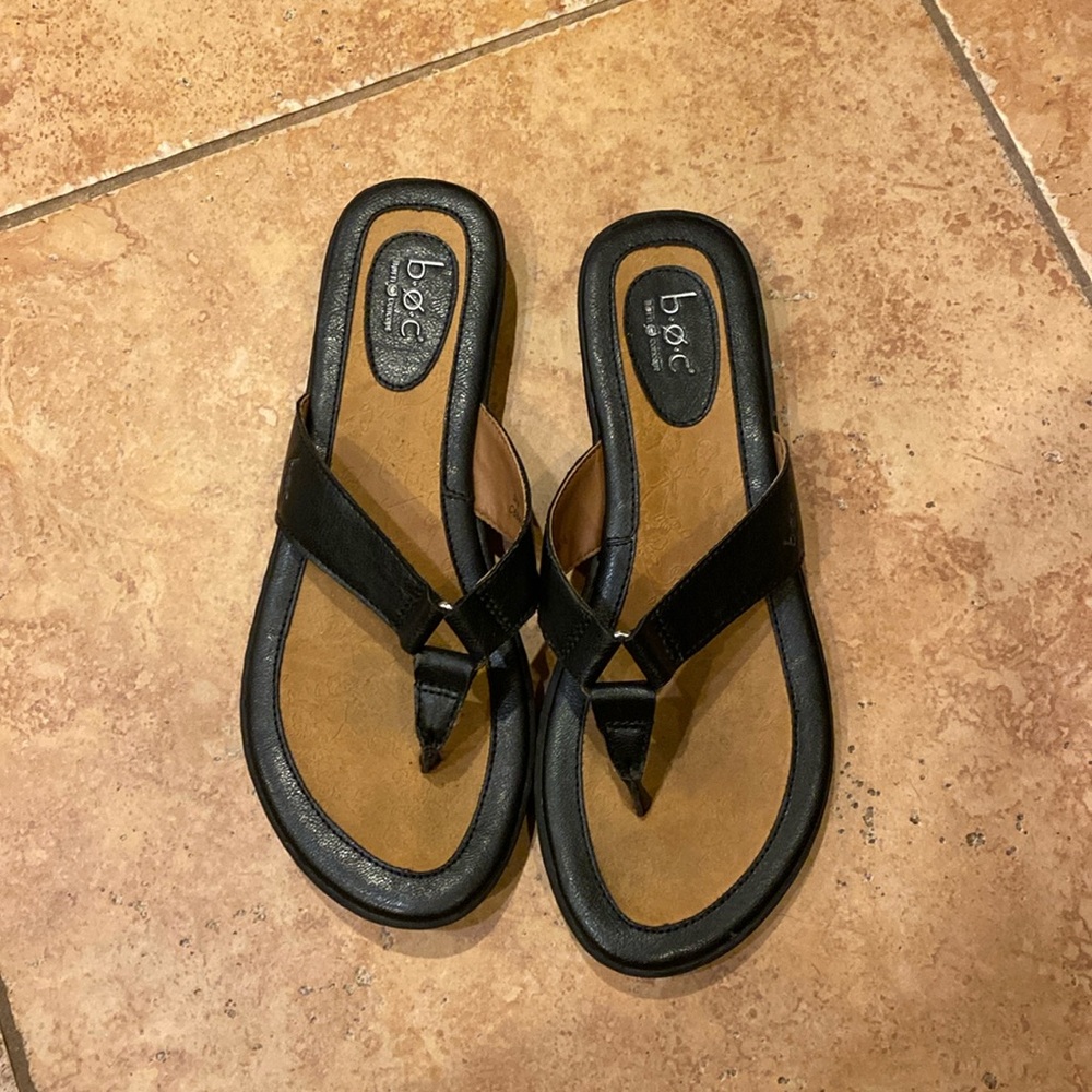Born black flip flops size 9